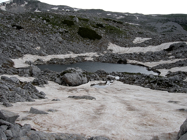 Immagine insolita: Monte Meta con il lago